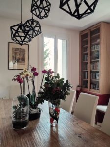 table à manger, déco florale, bibliothèque vitrine, décoratrice valerie-jacquart